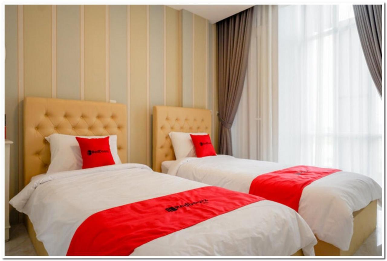 Reddoorz Plus @ Madukoro Raya Semarang Exterior foto