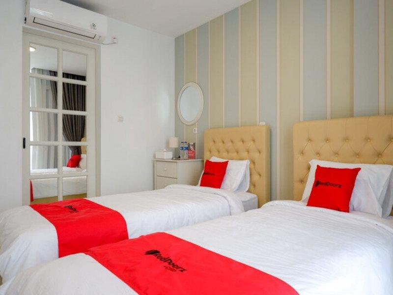 Reddoorz Plus @ Madukoro Raya Semarang Exterior foto
